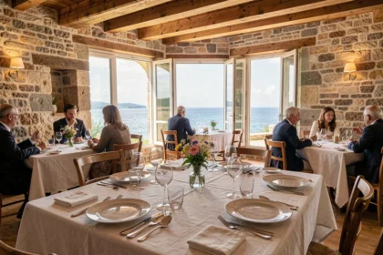 Salle de restaurant gastronomique en Loire-Atlantique avec vue sur la côte atlantique et table dressée avec soin